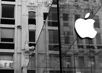 Apple Inc into the banking